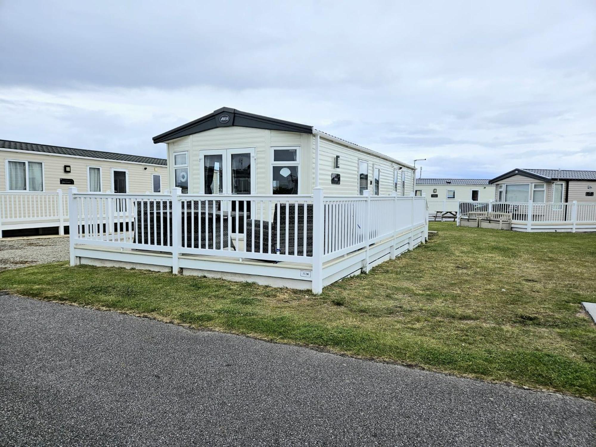 Lolas Lodge Lossiemouth Exterior photo